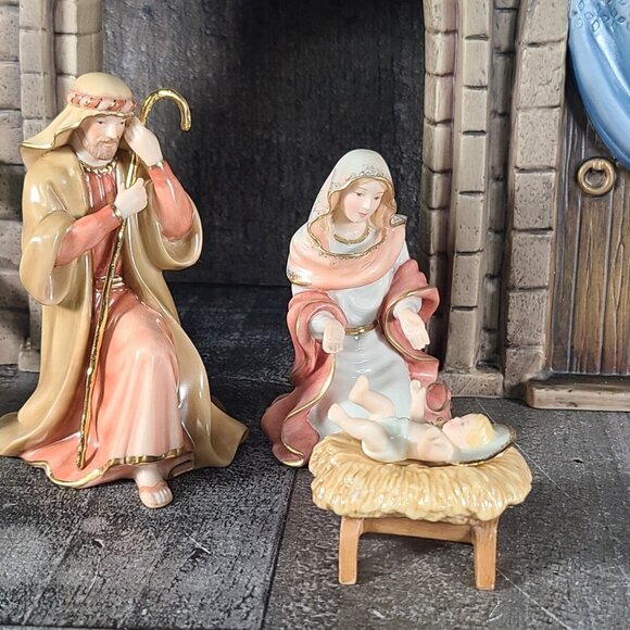 Lenox Mary Joesph Baby Jesus & Stable W/ Boxes - Picture 2 of 12